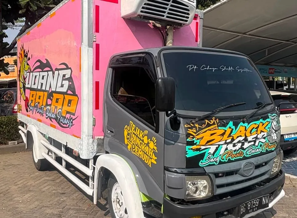 Armada truk berpendingin milik sendiri